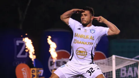 Comunicaciones vence a Municipal, se queda con el Clásico 336 y se aleja del descenso