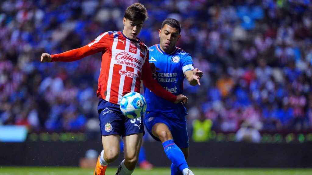 Armando González y Erik Lira disputando un balón