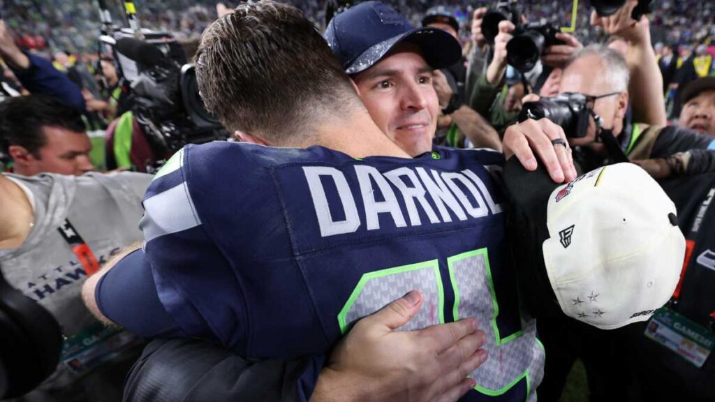 Sam Darnold y el coach Mike Macdonald