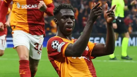 Dávinson Sánchez se eleva y firma gol clave para Galatasaray ante Juventus