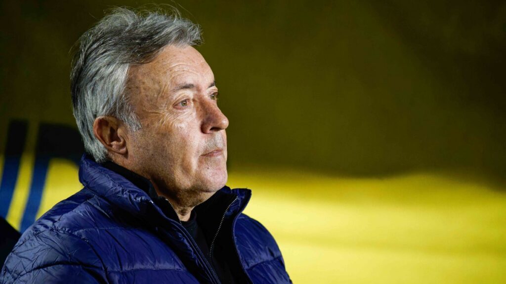 Domenec Torrent durante un partido de Rayados