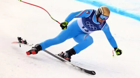 ¡En un solo esquí! Dominik Paris, el esquiador rockero que resiste antes de caer