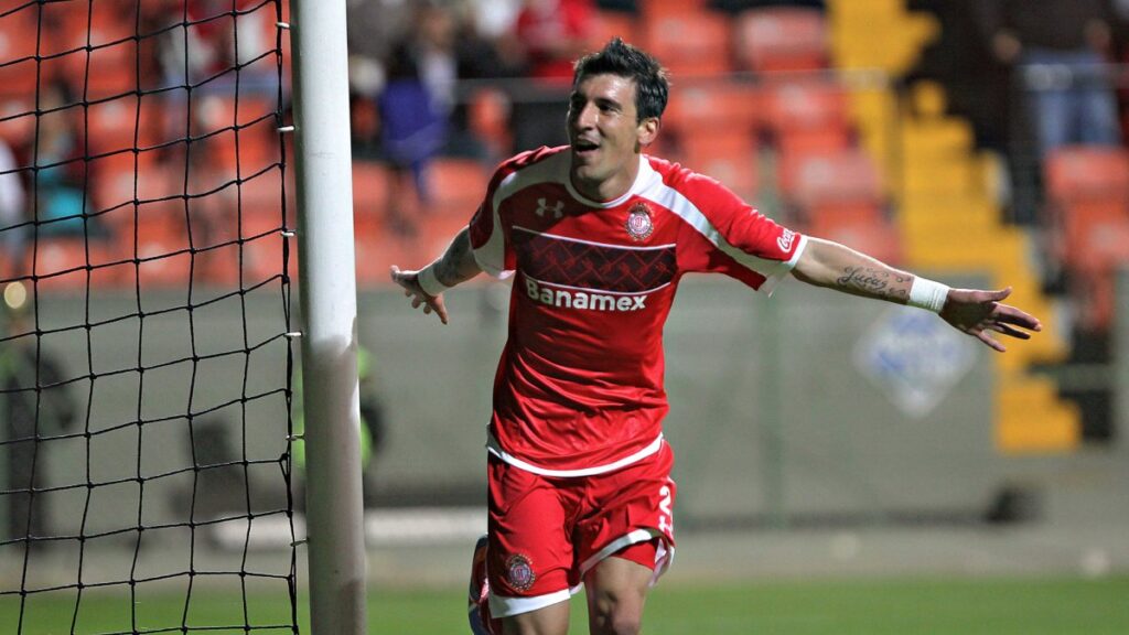 Edgar ‘Pájaro’ Benítez durante el juego entre Toluca y lobos BUAP del torneo de copa Apertura 2012. Imago 7