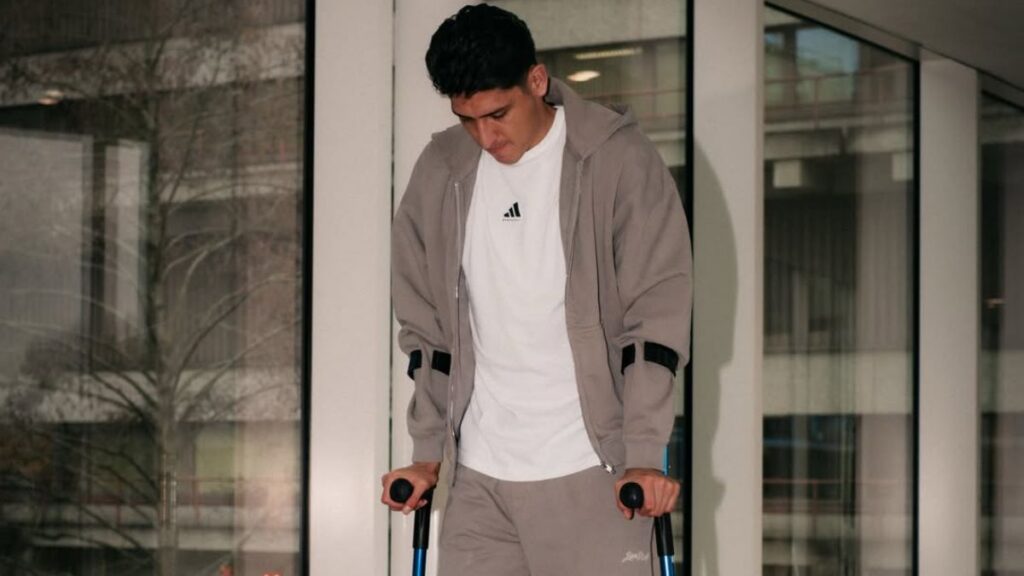 Edson Álvarez comparte imagenes tras su operación de tobillo