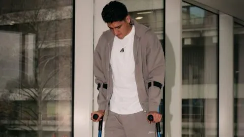 Edson Álvarez comparte imagen en muletas en su proceso de recuperación rumbo al Mundial 2026