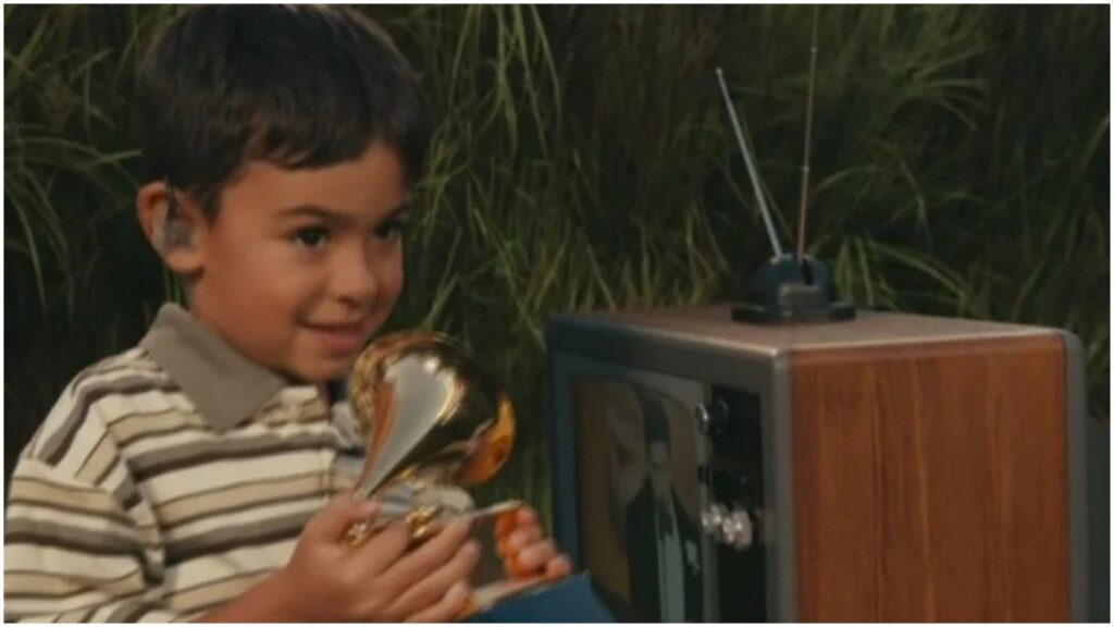 El niño que recibió el Grammy de Bad Bunny | Captura de Pantalla