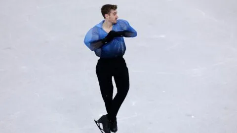 Emotiva presentación de Matteo Rizzo impulsa a Italia al bronce en patinaje artístico por equipos