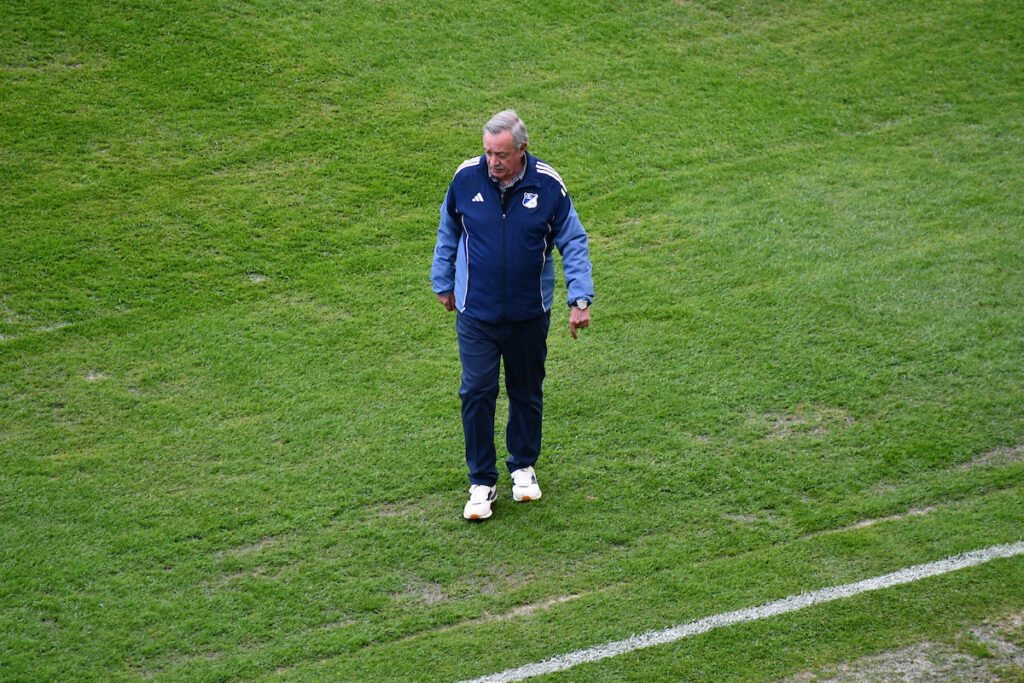 Enrique Camacho supervisa el campo de juego. - Vizzor Image.