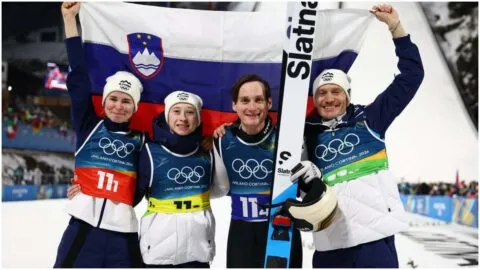 Eslovenia ‘toca el cielo’ al ganar oro en salto de esquí por equipos mixtos en Milano Cortina 2026