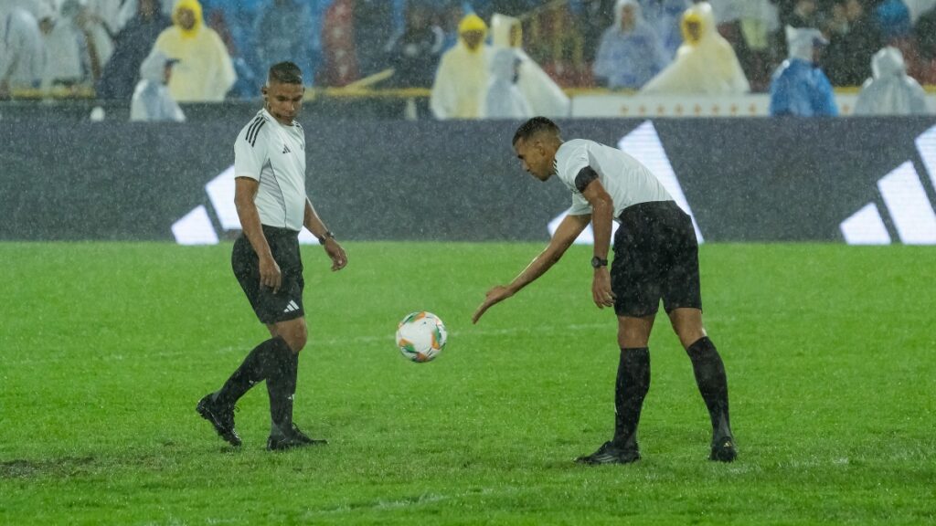 Carlos Márquez sale al terreno de juego para evaluarlo