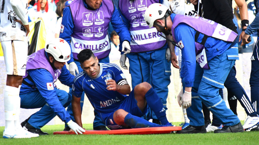 Falcao García, saliendo lesionado. - Vizzor Image.