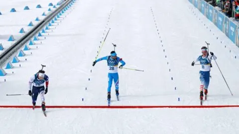 ¡Foto finish! Tres biatletas se paran antes de la meta y definen el último lugar con un sprint