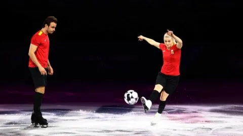 La fiebre del Mundial de fútbol invade la gala del patinaje sobre hielo de Milano Cortina