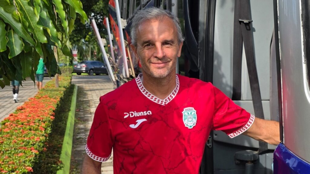 Pablo Lavallén, enojado por el arbitraje en Honduras | @CDMarathon