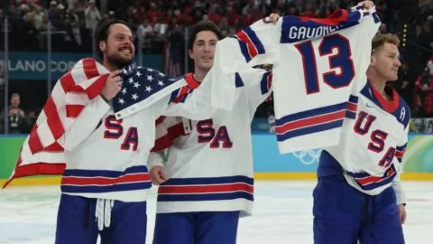 Una medalla hasta el cielo: el homenaje de Estados Unidos a Johnny Gaudreau tras la obtención del oro en hockey