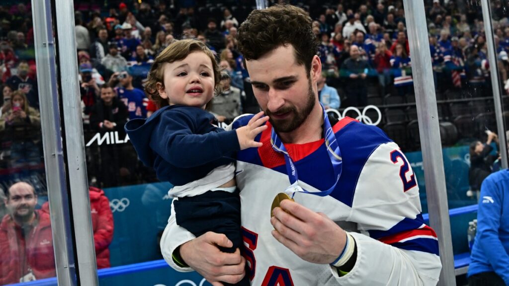 Una medalla hasta el cielo: el homenaje de los EStados Unidos a Johnny Gaudreau tras la obtención del oro en hockey