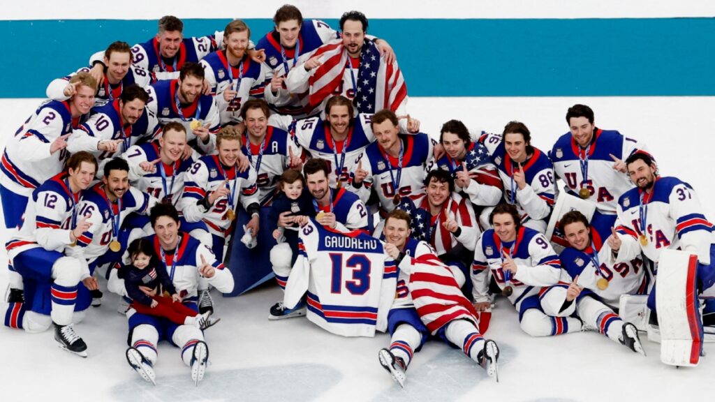 Una medalla hasta el cielo: el homenaje de los EStados Unidos a Johnny Gaudreau tras la obtención del oro en hockey