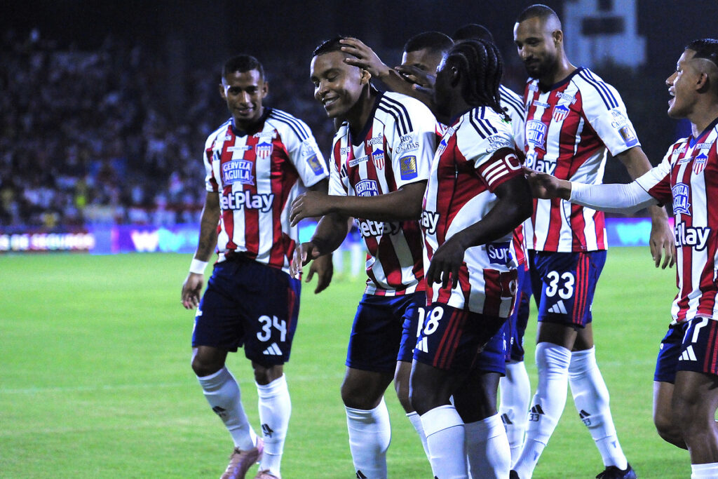 Gol de Junior. - Vizzor Image.