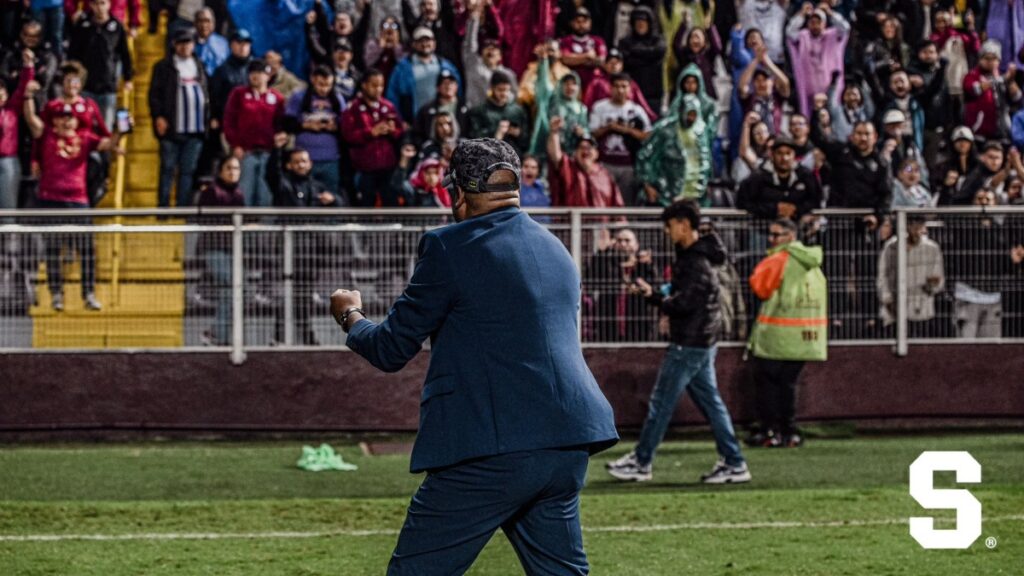 Medford celebra el triunfo en el clásico ante Alajuelense | @SaprissaOficial