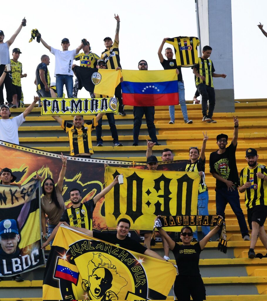 Hinchas de Deportivo Táchira de Venezuela en el Manuel Murillo Toro