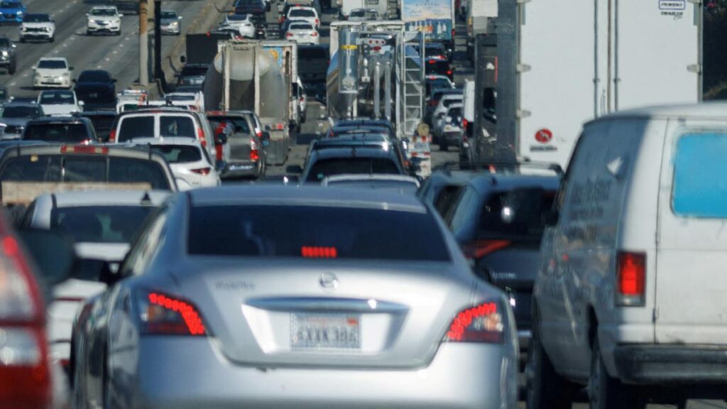 Este lunes 23 de febrero no circulan autos con engomado amarillo. Reuters