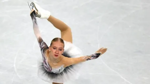'El lago de los cisnes' y Tchaikovski envuelven a Finlandia en la final femenil del patinaje artístico