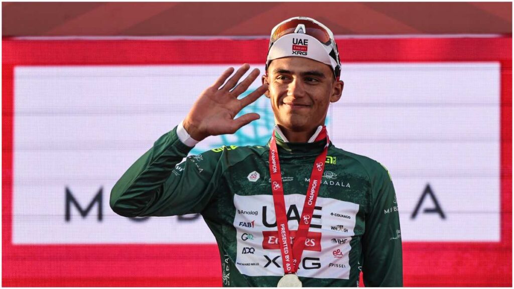 El ciclista mexicano Isaac del Toro se mantiene en la segunda posición del UAE Tour 2026 a 15 segundos del italiano Antonio Tiberi tras la etapa 3 | AFP: Fadel Senna