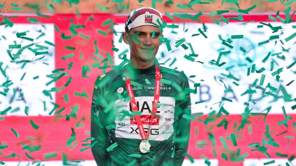 Isaac del Toro atacó en Jebel Hafeet, venció a Antonio Tiberi y ahora viste el maillot de líder del UAE Tour 2026