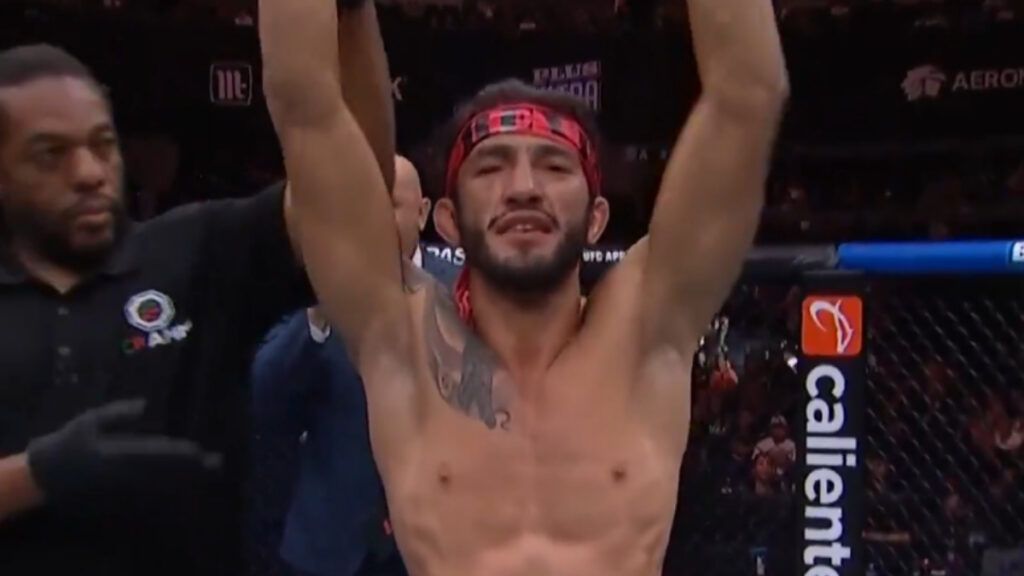 Javier Reyes celebra su primer triunfo en UFC. - @UFCEspanol.
