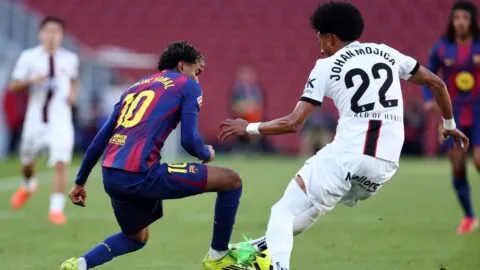 Johan Mojica sufre el poderío de Lamine Yamal y el Barcelona