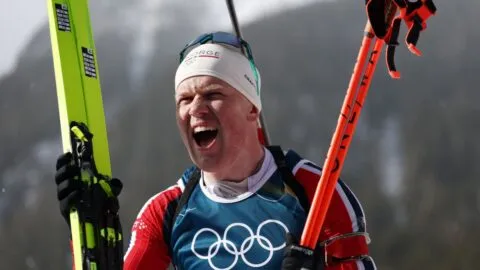 Johannes Dale-Skjevdal gana su primera medalla olímpica con oro en biatlón salida en masa 15 km