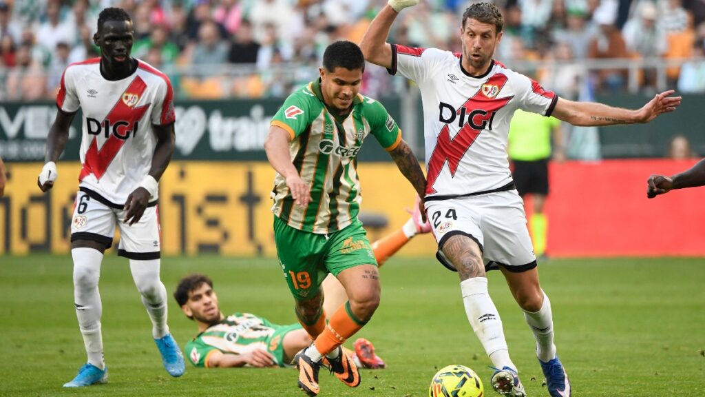 Juan Camilo 'Cucho' Hernández volvió a jugar con el Betis.