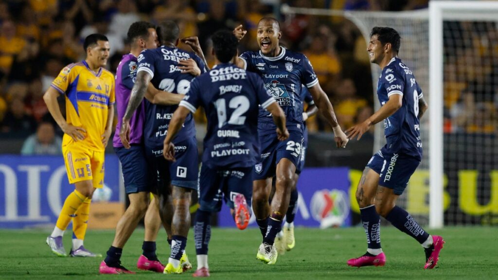 Jugadores de Pachuca en festejo de gol