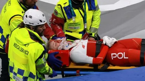 Kamila Sellier se corta la cara con una cuchilla en el patinaje de velocidad en pista corta