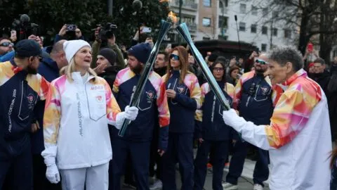 Emotivo relevo: Anita DeFrantz pasa la antorcha a Kirsty Coventry en  Milano Cortina 2026