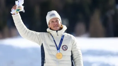 Klaebo hace valer los pronósticos al colgarse el oro en el esquiatlón 10km+10km de Milano Cortina 2026