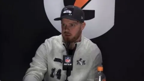 Klint Kubiak evita hablar de Raiders, se enfoca en los Seahawks y el Super Bowl