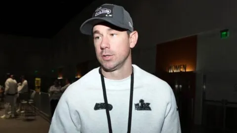Klint Kubiak evita hablar de Raiders, se enfoca en los Seahawks y el Super Bowl