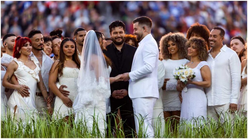 El espectáculo también incorporó una boda real celebrada sobre el pasto, un hecho inédito en la historia del Super Bowl | Reuters