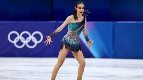 ¡Tiburón en el hielo! Lara Naki Gutmann y su increíble rutina en la final de patinaje artístico