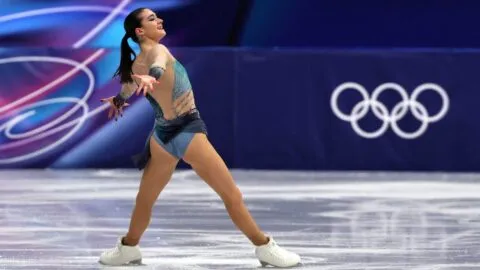 Lara Naki Gutmann hace vibrar la pista de hielo con la música de Tiburón