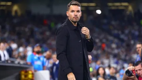 Pese al liderato, Larcamón mantiene la calma: “Hay que bañarse de humildad”