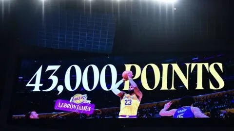 LeBron James rompe la barrera de los 43,000 puntos y amplía su dominio histórico en la NBA