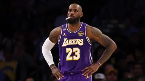 LeBron James sigue fuera y acaba con su racha histórica de elegibilidad para los Premios NBA