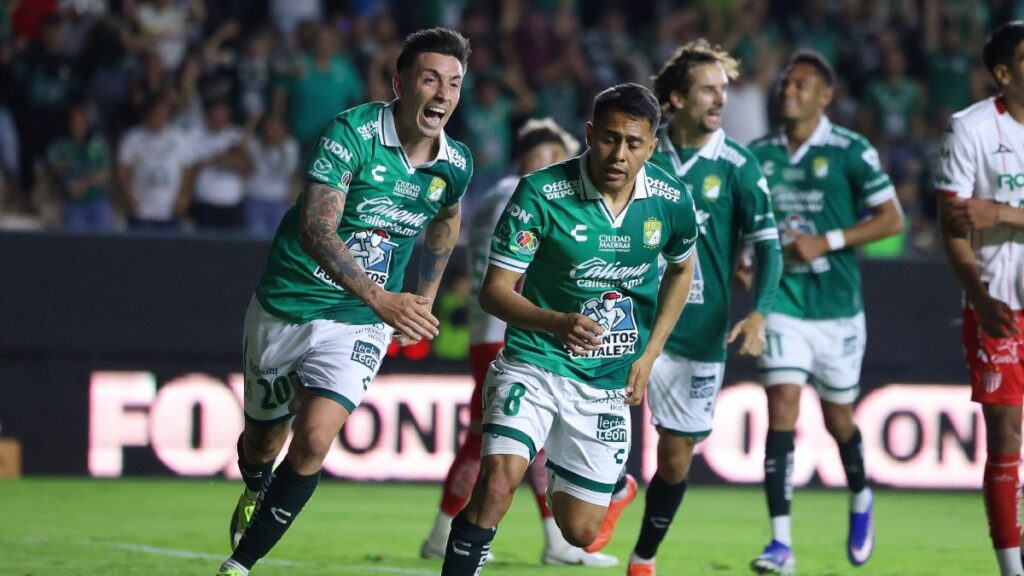 León remonta ante Necaxa y firma su tercera victoria del torneo
