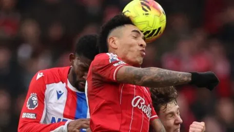 Jéfferson Lerma se priva del gol por una "atajada" de expulsión para el Nottingham Forest