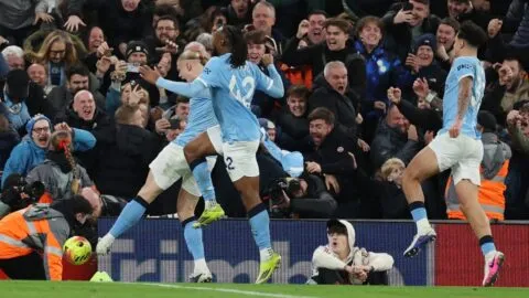 Manchester City revive en la Premier League tras imponerse al Liverpool