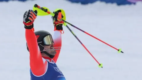 Loic Meillard supera el mal clima y conquista el oro en el slalom varonil en Milano Cortina