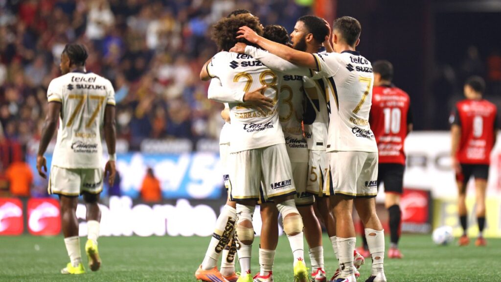 Jugadores de Pumas en festejo de gol