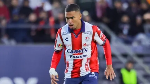 Lucas Esteves sale del Atlético San Luis vs Querétaro por problemas respiratorios